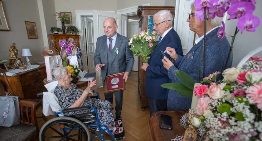 100-letnia Anna Raczyńska z medalem Unitas Durat. Była wybitną lekarką