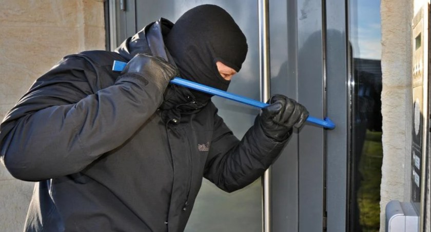 Alarm na toruńskim osiedlu. Włamywacze terroryzują mieszkańców 
