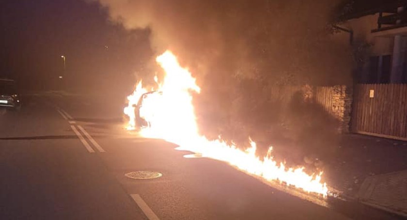 Pożar w Toruniu. W nocy spłonął samochód osobowy [FOTO]