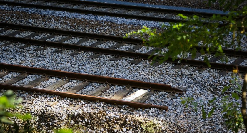 Tragedia na torach. Pociąg jadący do Torunia potrącił 14-latkę