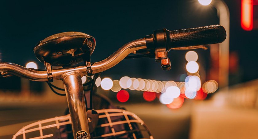 Rowerzysta zakuty w kajdanki w centrum Torunia. Otrzymał rekordowy mandat