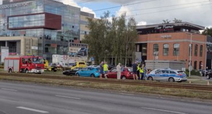 Wypadek z udziałem trzech samochodów. Duże utrudnienia w Toruniu