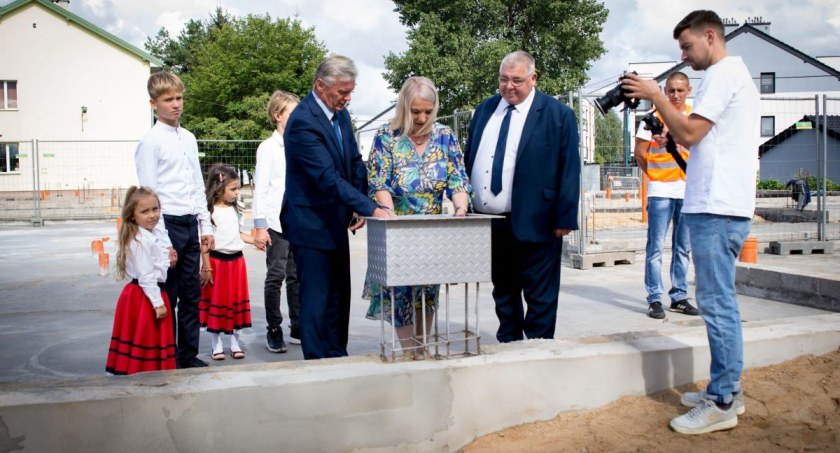 W rozbudowywanej szkole pod Toruniem wmurowano kapsułę czasu 