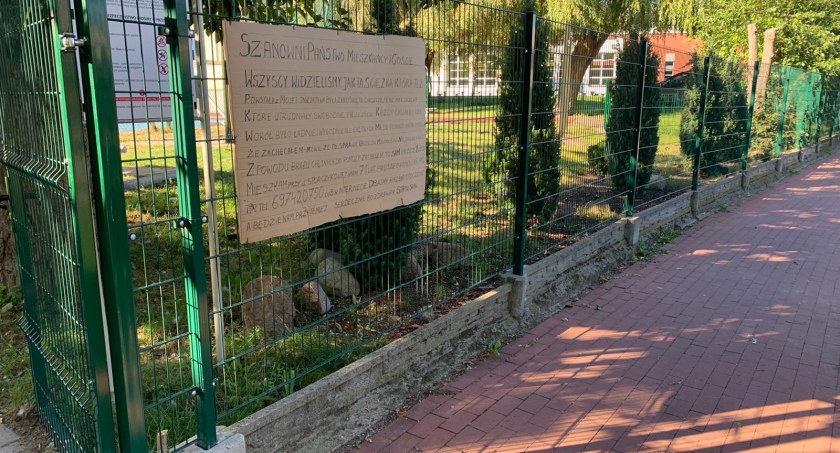 71-latek posprzątał na osiedlu i zostawił wiadomość dla mieszkańców