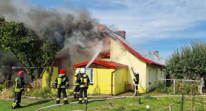Duży pożar pod Toruniem. Cztery rodziny straciły dach nad głową