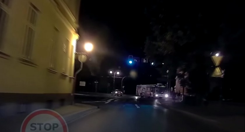Stop Cham. Nieoczekiwane spotkanie z rowerzystą w Toruniu