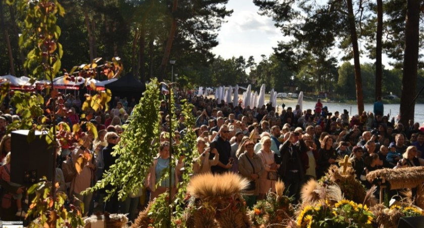 Tłumy bawiły się na dożynkach nad jeziorem w Kamionkach Małych [FOTO]