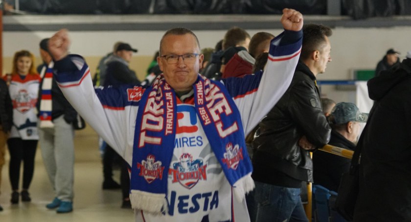 KH Energa wygrał na Tor-Torze. Hokeiści „wskoczyli” na fotel lidera [FOTORELACJA]
