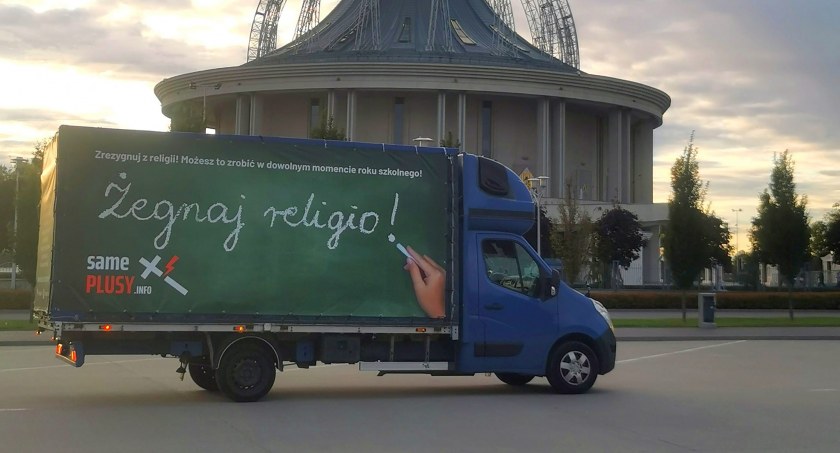 Sławna furgonetka przejechała przez Toruń. Dotarła też do ojca Rydzyka