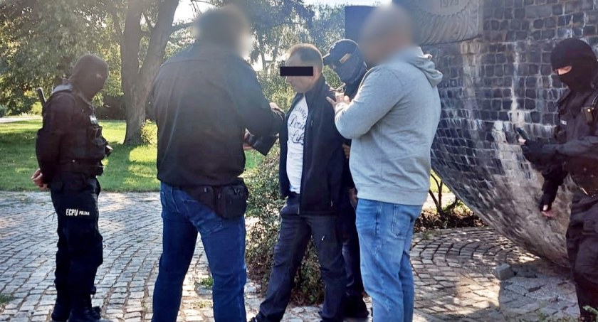 Zatrzymanie 51-latka w centrum Torunia. Pokazywał dzieciom „ogon”