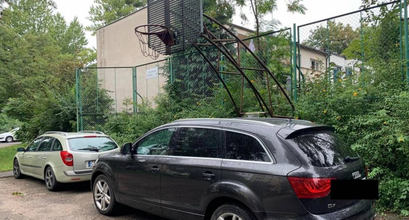 Samochody parkują na boisku, bo spółdzielni nie stać na parking…