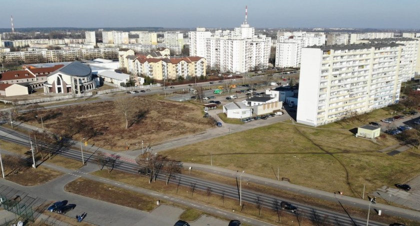 Tereny na toruńskim osiedlu na sprzedaż. Bajońskie ceny wywoławcze