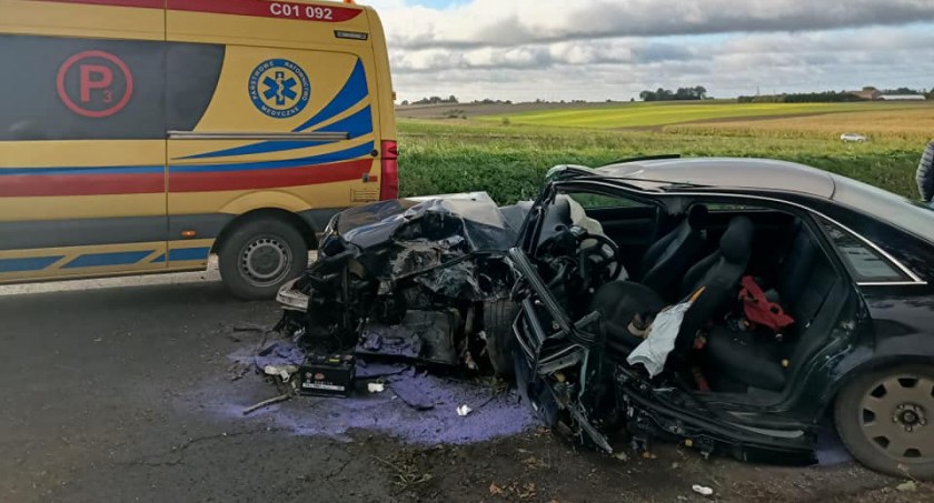Wypadek pod Toruniem. Kierowca Audi wjechał w drzewo