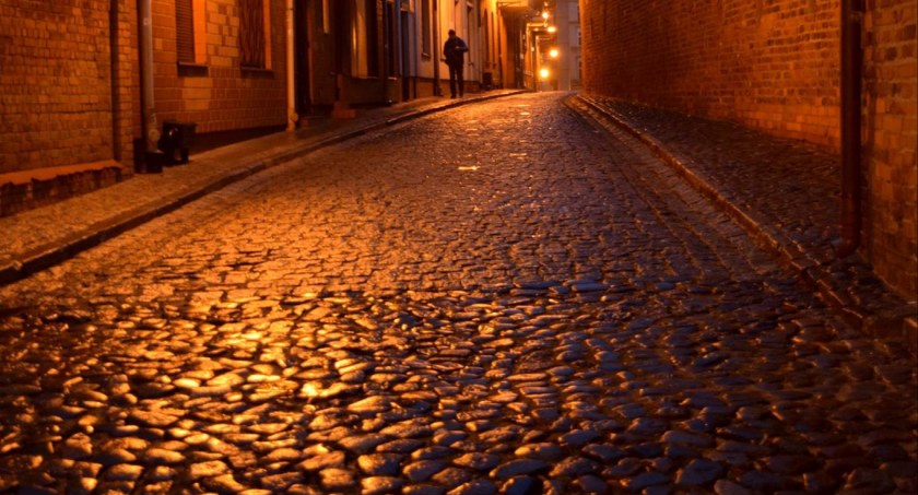 Bijatyka w nocy w centrum Torunia. Poszkodowany trafił do szpitala