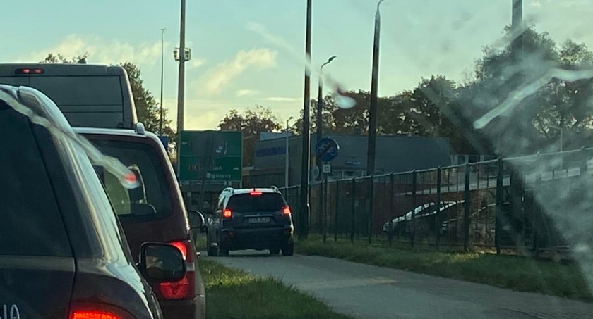 „Spryciarz” ominął korek w Toruniu. Świadkowie wzięli sprawę w swoje ręce
