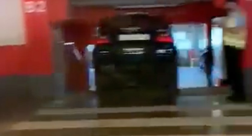 Kierowca luksusowego auta zaparkował na schodach w Toruń Plaza [WIDEO]