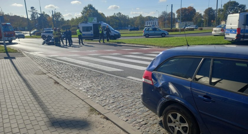 Wypadek na newralgicznym skrzyżowaniu w Toruniu. Motocykl wjechał w auto