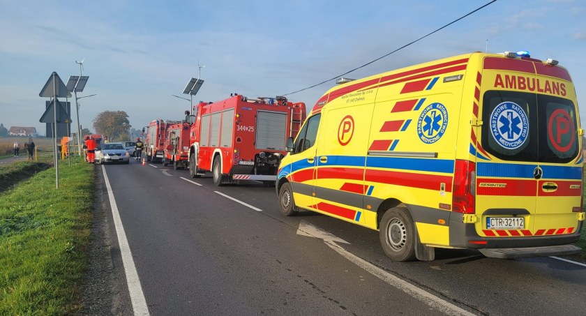 Poranna akcja służb ratunkowych. Pod Toruniem bus zderzył się z autem