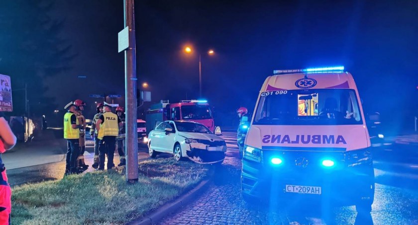 W Toruniu samochód wylądował na słupie. Policja nie ukarała kierowcy