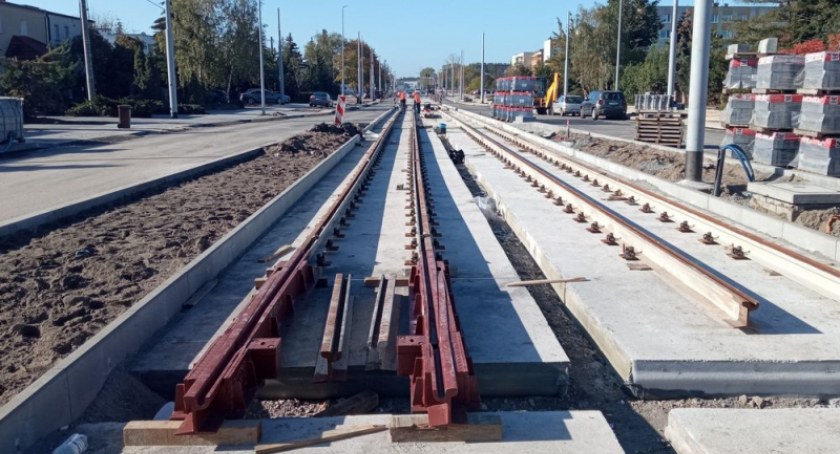 Budowa linii tramwajowej w Toruniu. Drogowcy apelują o usunięcie aut