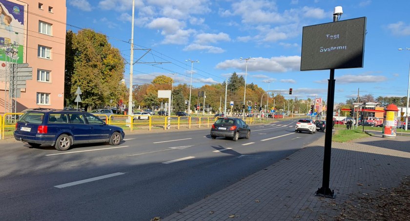 Nowy system w Toruniu. W centrum ustawiono ponad 20 tablic
