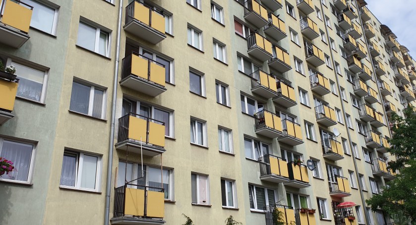 Tragedia w Toruniu. Przed wieżowcem znaleziono zwłoki mężczyzny