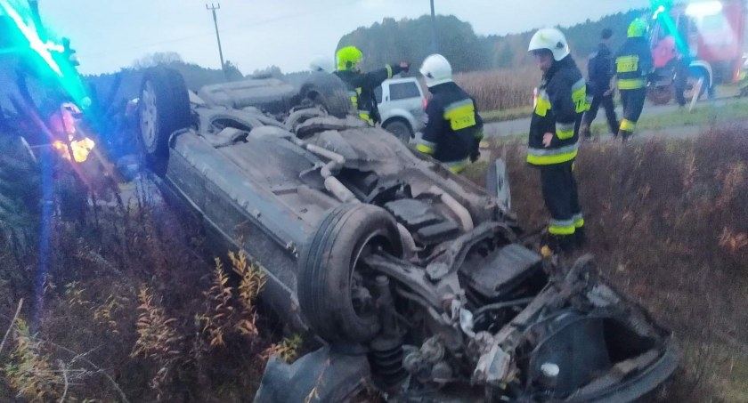 Niepokorny kierowca dachował pod Toruniem. Dwie osoby trafiły do szpitala