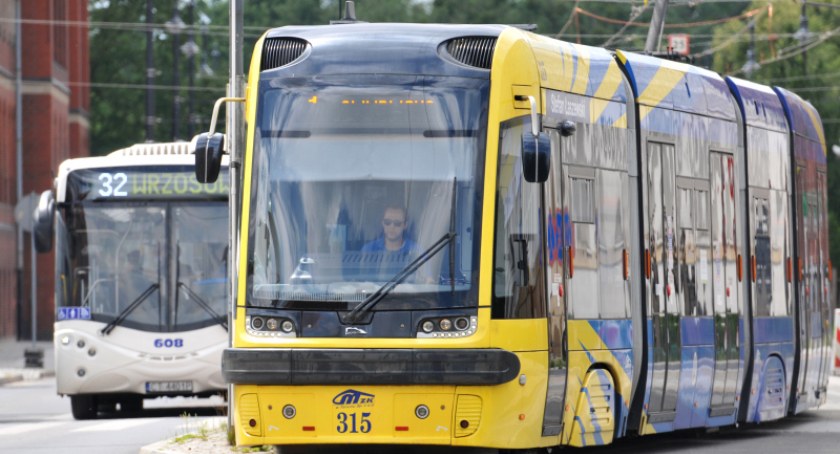 W Toruniu zostanie wprowadzona odpłatna komunikacja dla uchodźców
