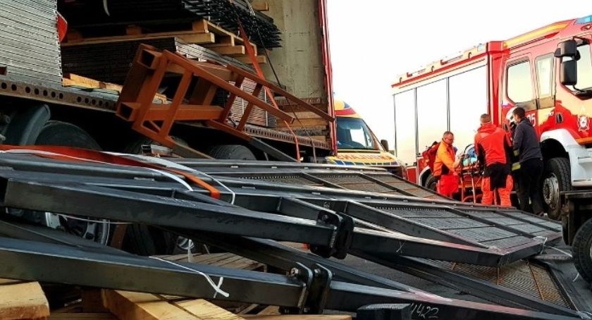Tragedia w Toruniu. Przygnieciony mężczyzna zmarł w szpitalu