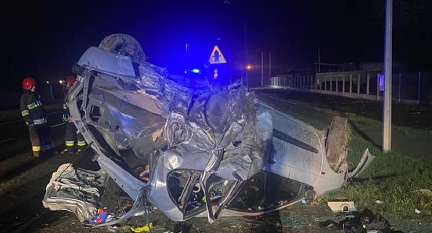 Nocny wypadek pod Toruniem. Samochody wylądowały w rowie