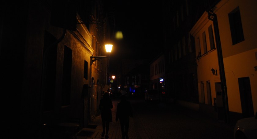 Skandal w nocy w centrum Torunia. 34-latek skakał po aucie