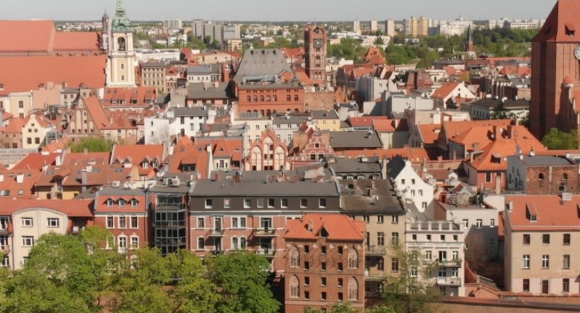 12 lokali w centrum Torunia zmieniło właściciela. Sprzedała je jedna firma