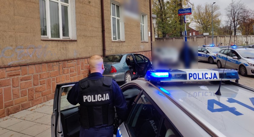 Policyjny pościg za 35-latkiem. Kierowca wjechał w żywopłot