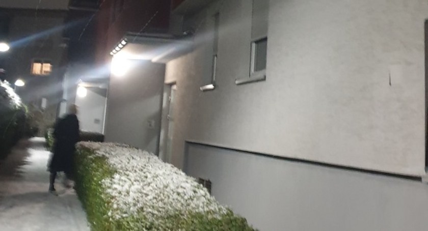 Komunikat na klatce. Do bloku w Toruniu wtargnęło dwóch łysych mężczyzn