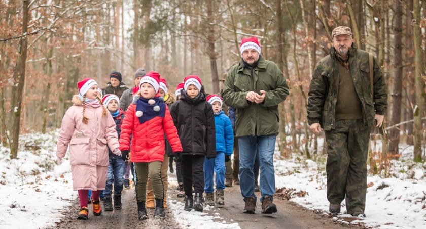 Marszałek z dziećmi z gminy Unisław wybrali świąteczne drzewko