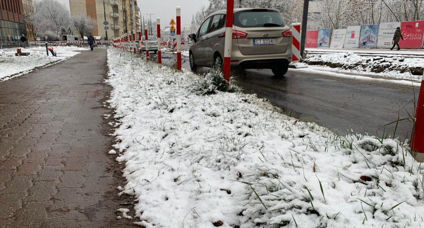 Atak zimy w Toruniu. Śnieg paraliżuje drogi