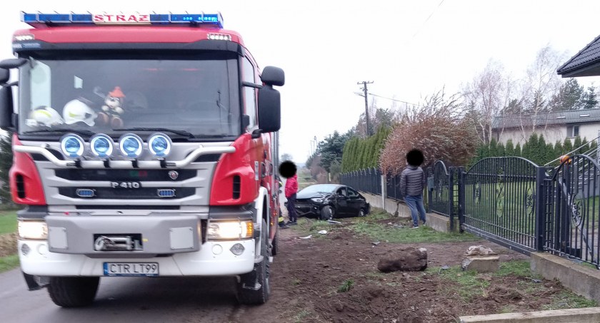 Poważny wypadek pod Toruniem. Dachowało rozpędzone auto