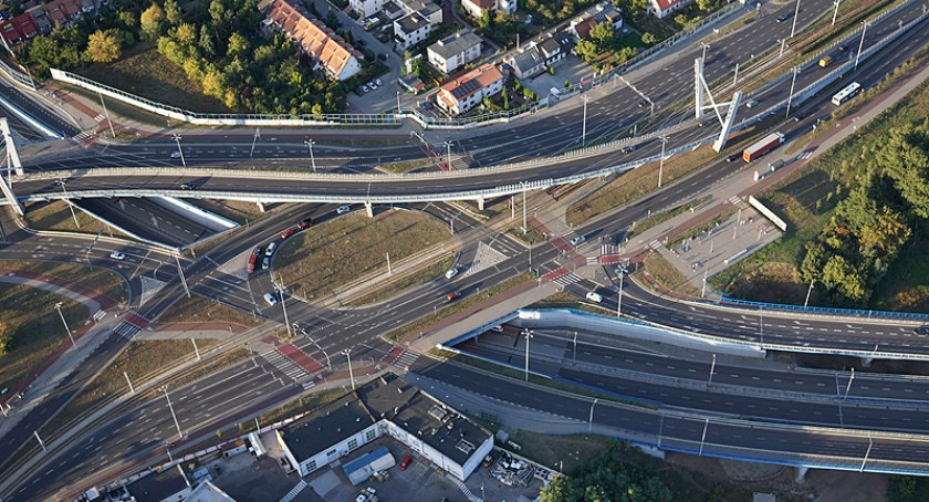 Nowe oznakowanie w Toruniu. Na drodze pojawiły się napisy