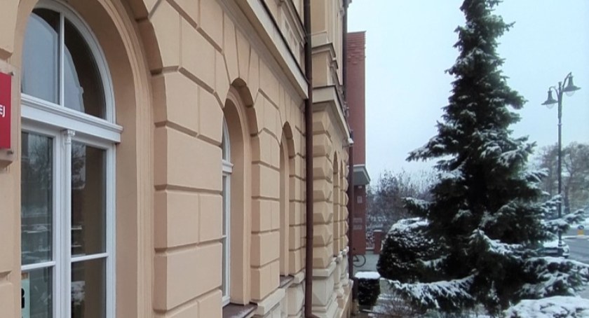 Agresywny 45-latek zatrzymany na dachu budynku w centrum Torunia