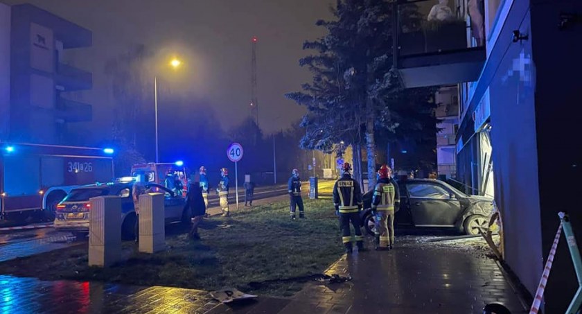 Kobieta wjechała w salon kosmetyczny w Toruniu. Odmówiła badania alkomatem