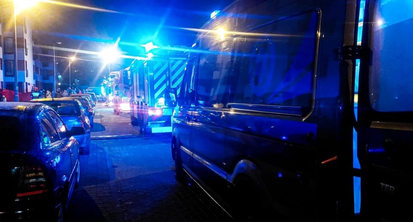 Pożar mieszkania w bloku w Toruniu. W środku znajdowały się dwie osoby