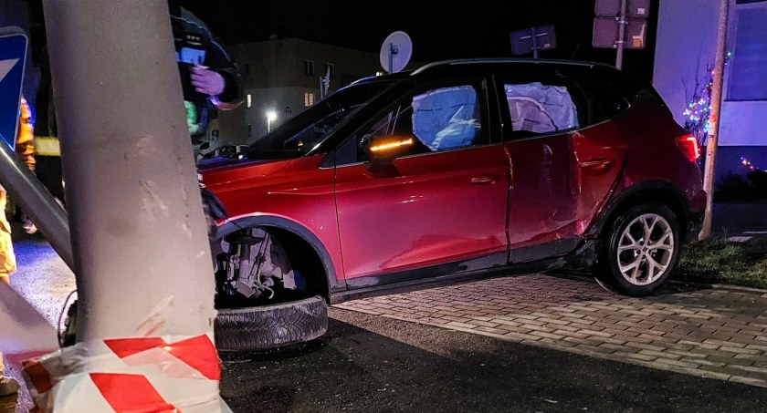Wypadek w nocy w Toruniu. Nastolatka staranowała znak i lampę