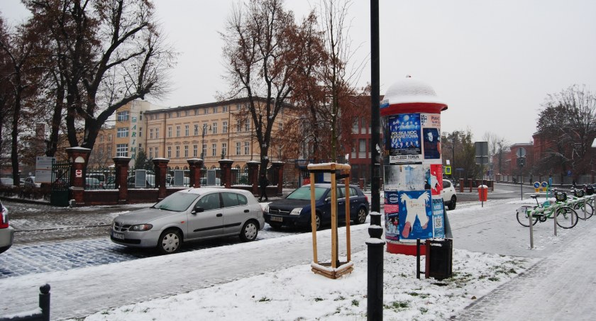 W Toruniu sypnęło śniegiem. Drogowcy nie wyjadą jednak na ulice