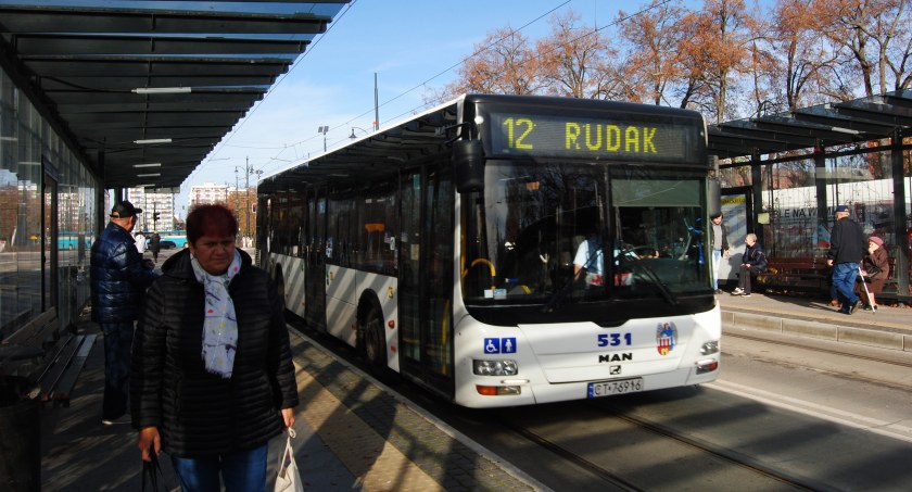 Wypadek w centrum Torunia. Auto wjechało w autobus MZK