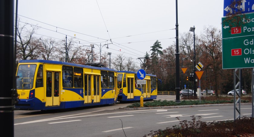 Wypadek w Toruniu. Kierowca dostawczaka wjechał w tramwaj