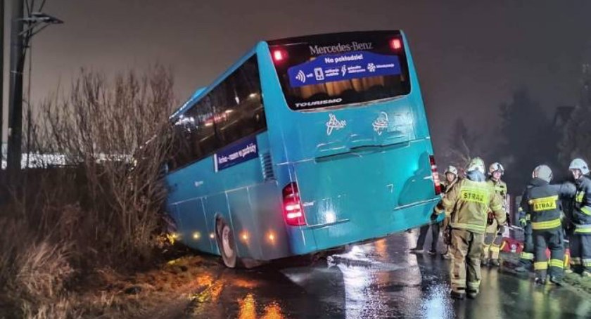Potężna szklanka w Toruniu. Trudne warunki na drogach i chodnikach