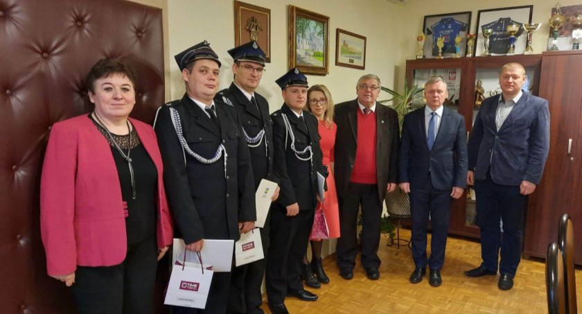 Ratowali ludzi po wypadku pod Toruniem. Bohaterscy strażacy zostali docenieni