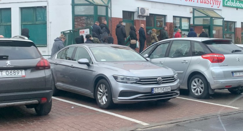 Fala zachorowań w Toruniu. Pod aptekami ustawiają się kolejki