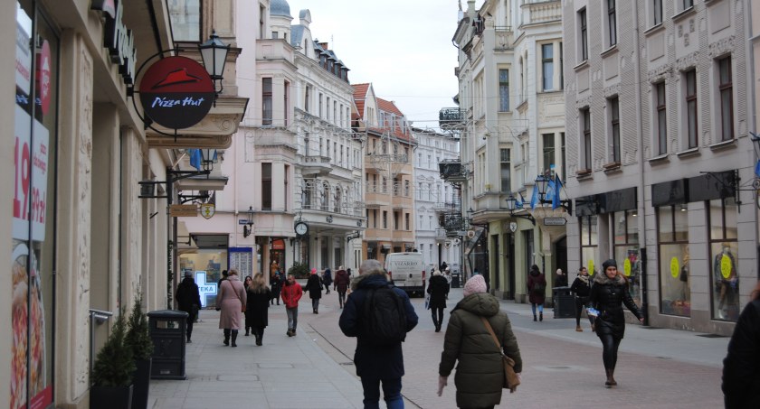 Pogoda mocno zaskoczy. Niż Janina z „czerwoną falą” sunie do Torunia