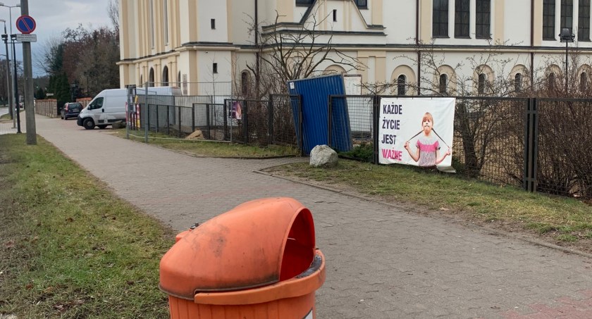 Nekrologi wystają ze śmietnika przy kościele w Toruniu. Bliscy oburzeni